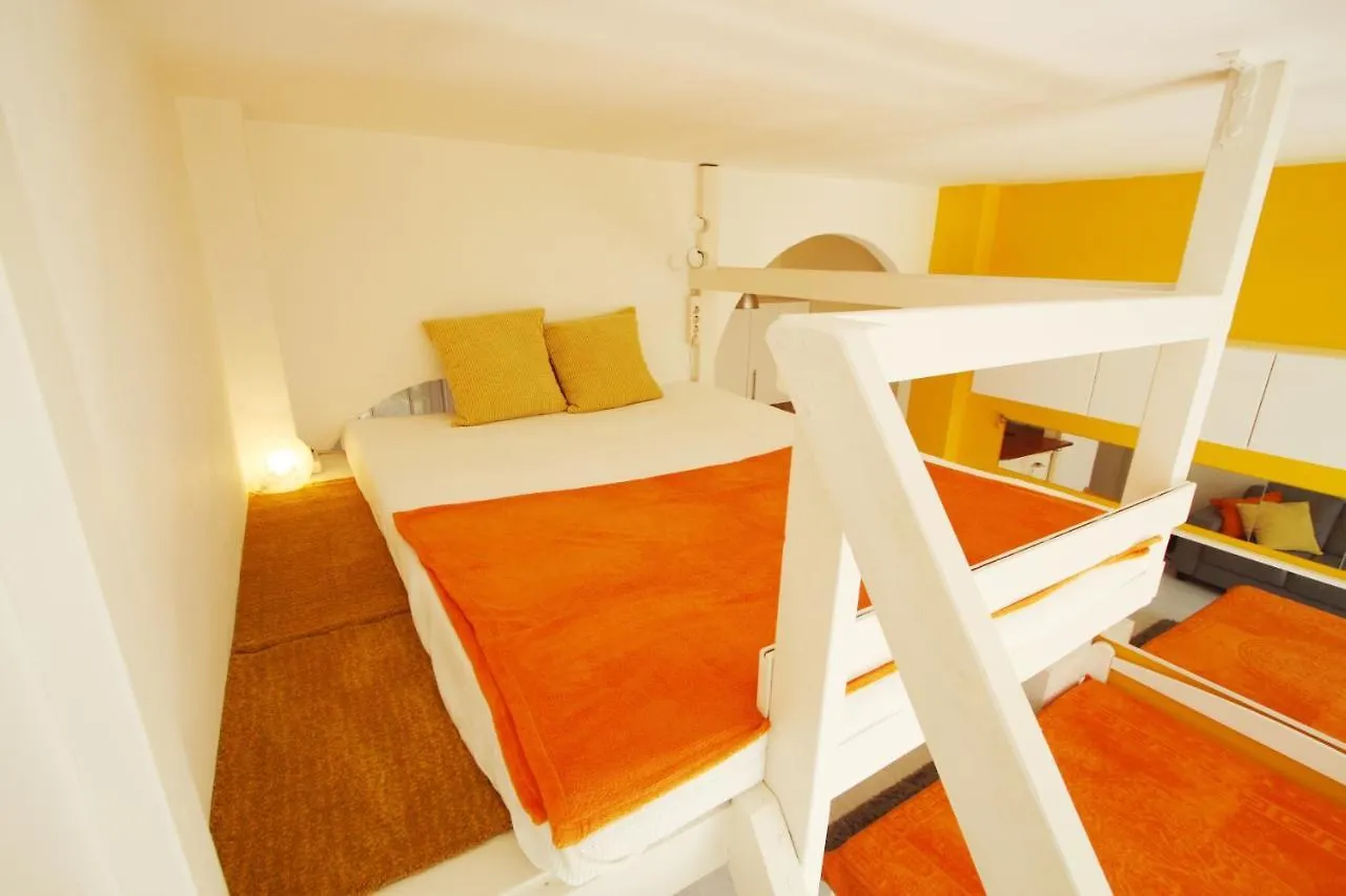 Sunny Studio With Balcony In Party District Budapeşte 0*,