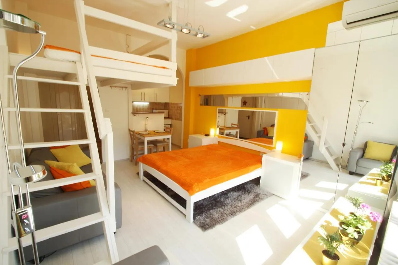 Sunny Studio With Balcony In Party District Budapeşte Daire