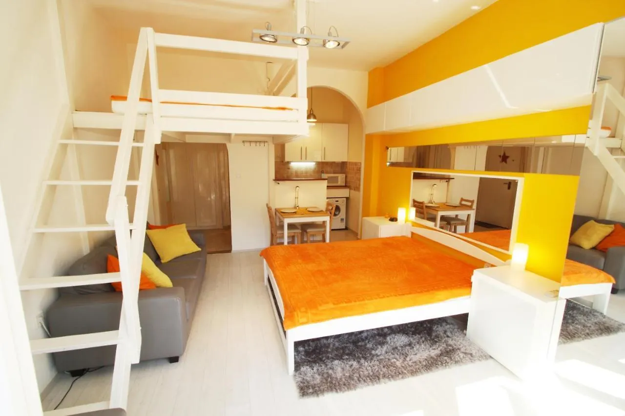 Sunny Studio With Balcony In Party District Budapest