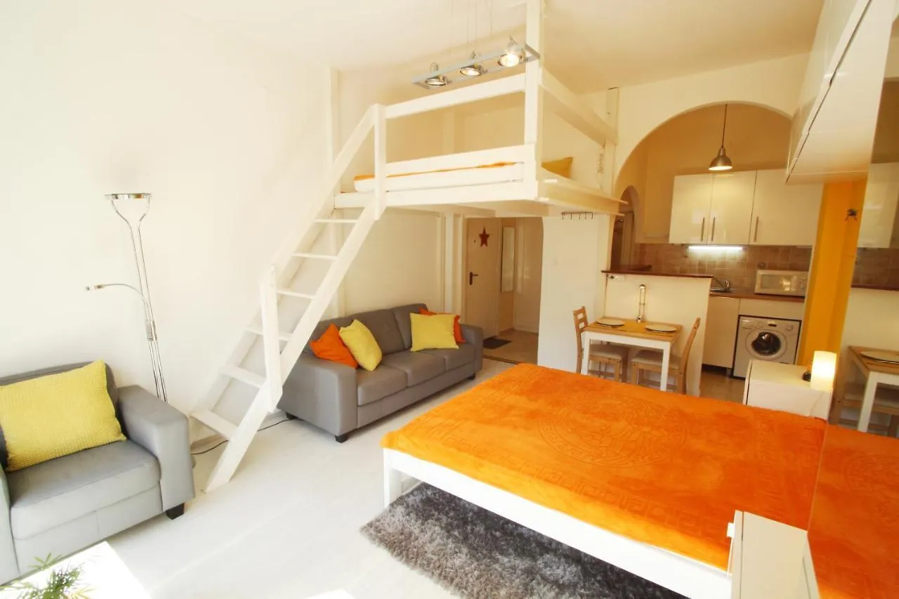 Sunny Studio With Balcony In Party District Budapest