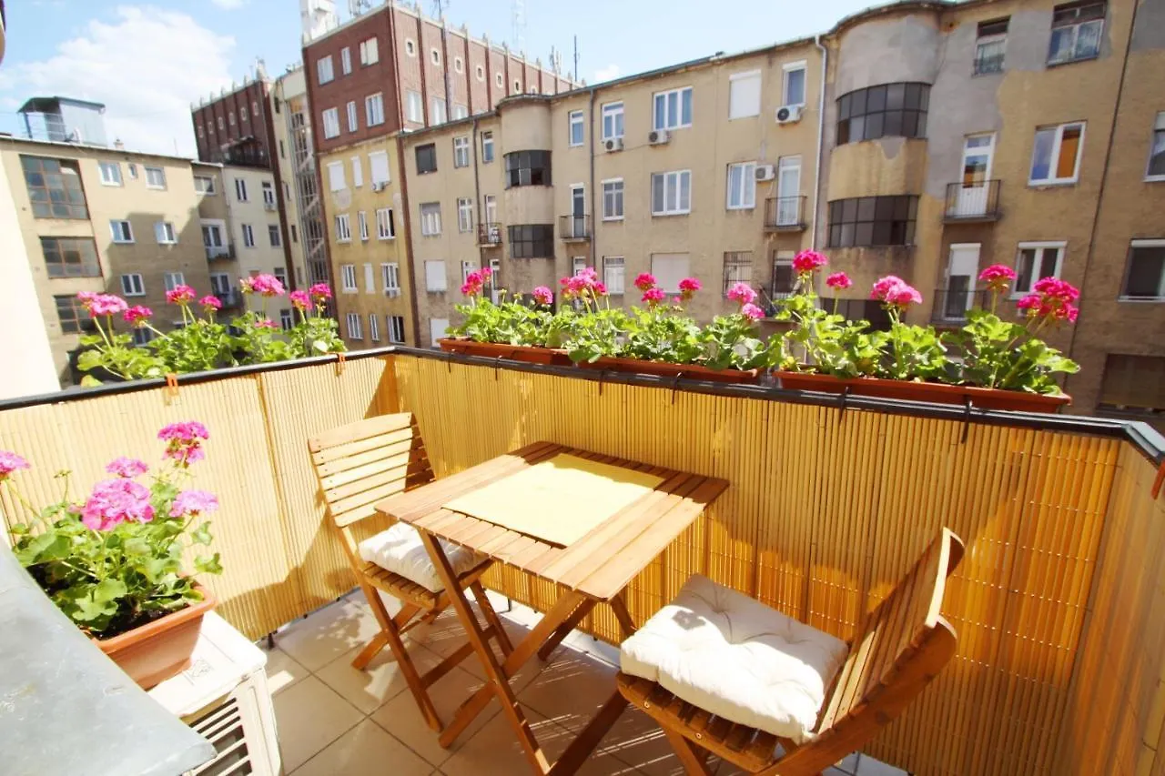 Sunny Studio With Balcony In Party District Budapest Appartement