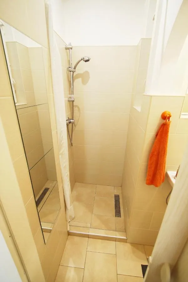 Appartement Sunny Studio With Balcony In Party District Budapest