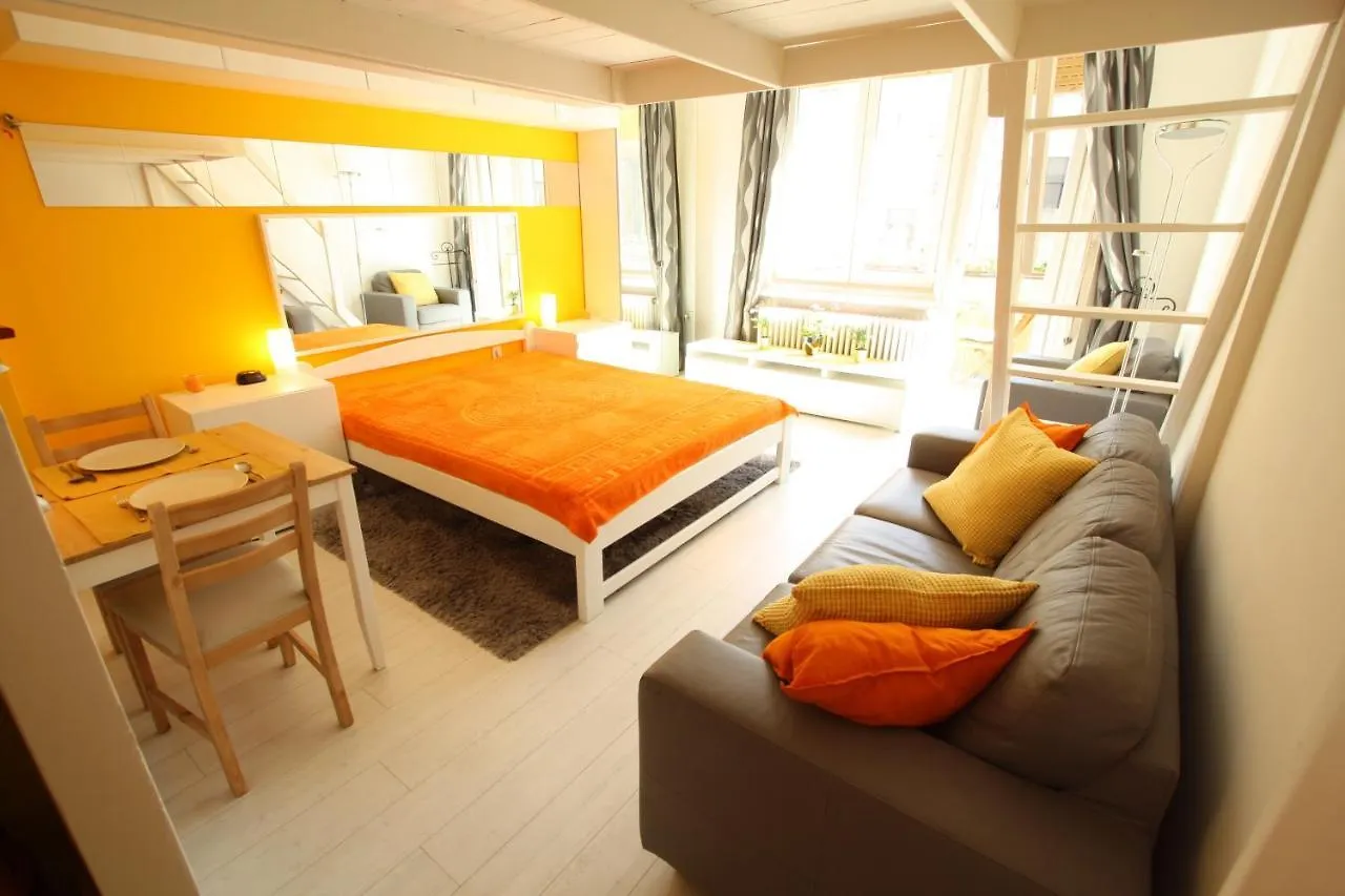 Appartement Sunny Studio With Balcony In Party District Budapest