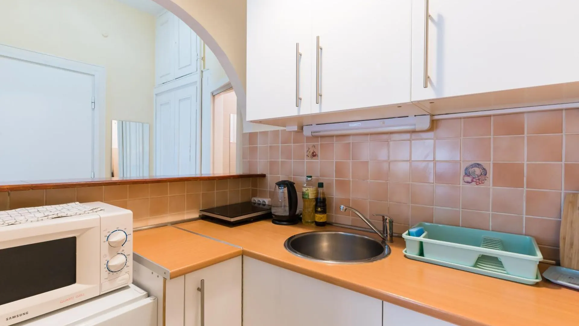 Sunny Studio With Balcony In Party District Budapest Appartement