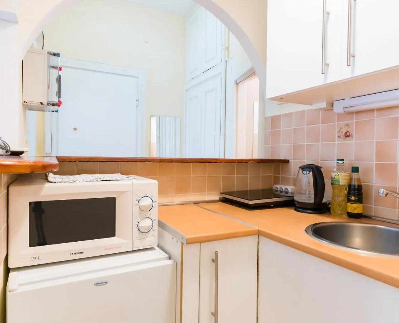 Appartement Sunny Studio With Balcony In Party District Budapest